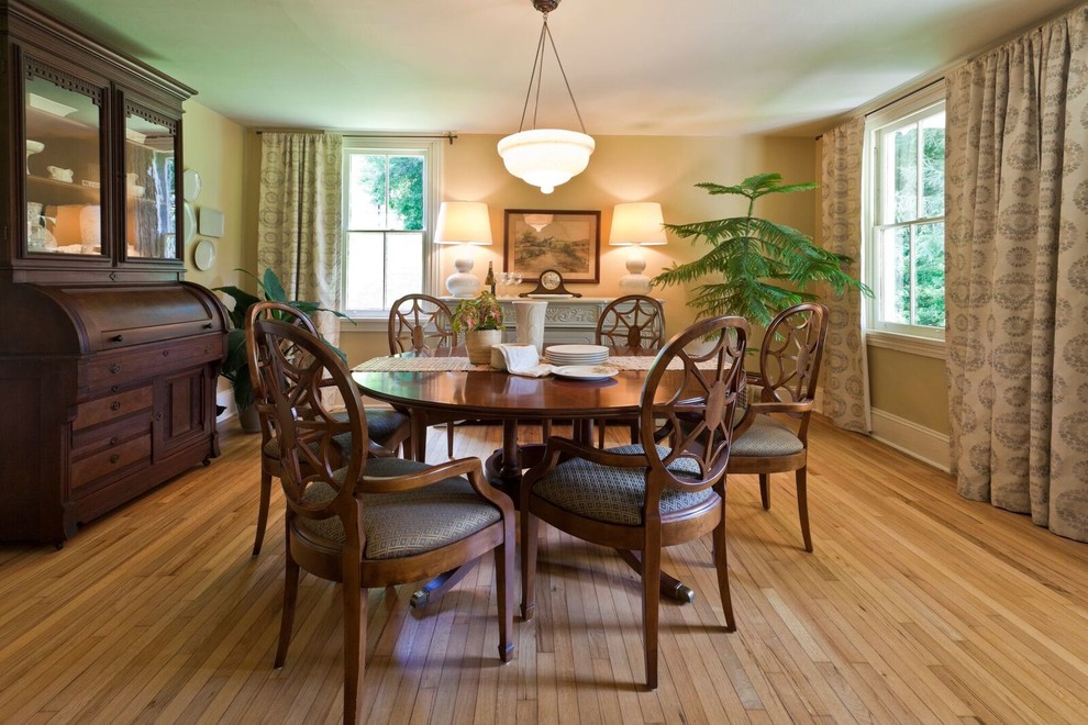 Cottage dining room photo in Philadelphia