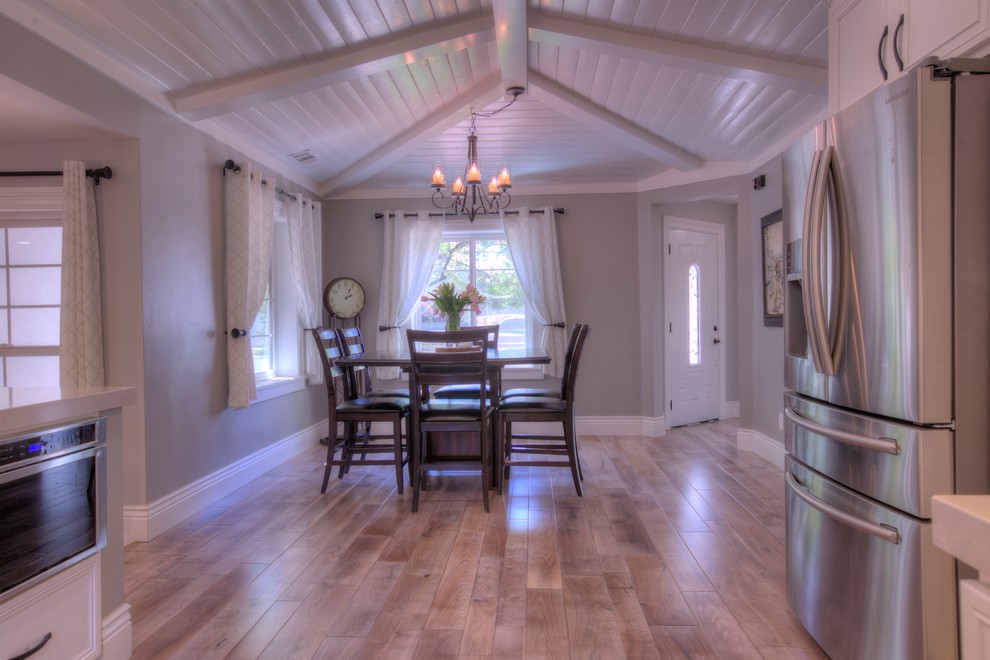 Mittelgroße Landhaus Wohnküche ohne Kamin mit grauer Wandfarbe, braunem Holzboden und grauem Boden in Sacramento