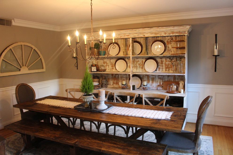 Idée de décoration pour une salle à manger champêtre fermée et de taille moyenne avec un mur gris, un sol en bois brun et un sol marron.