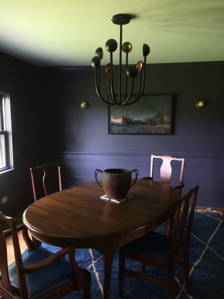 Foto de comedor campestre de tamaño medio cerrado con paredes púrpuras, suelo de madera en tonos medios y suelo marrón