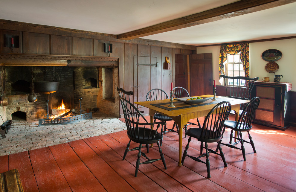 Cette photo montre une grande salle à manger nature avec un mur blanc, un sol en bois brun, une cheminée standard et un manteau de cheminée en bois.