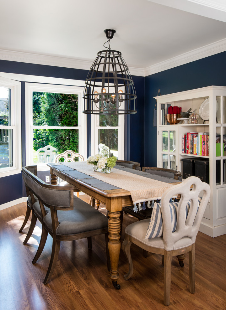 Diseño de comedor clásico de tamaño medio cerrado sin chimenea con paredes azules y suelo de madera en tonos medios