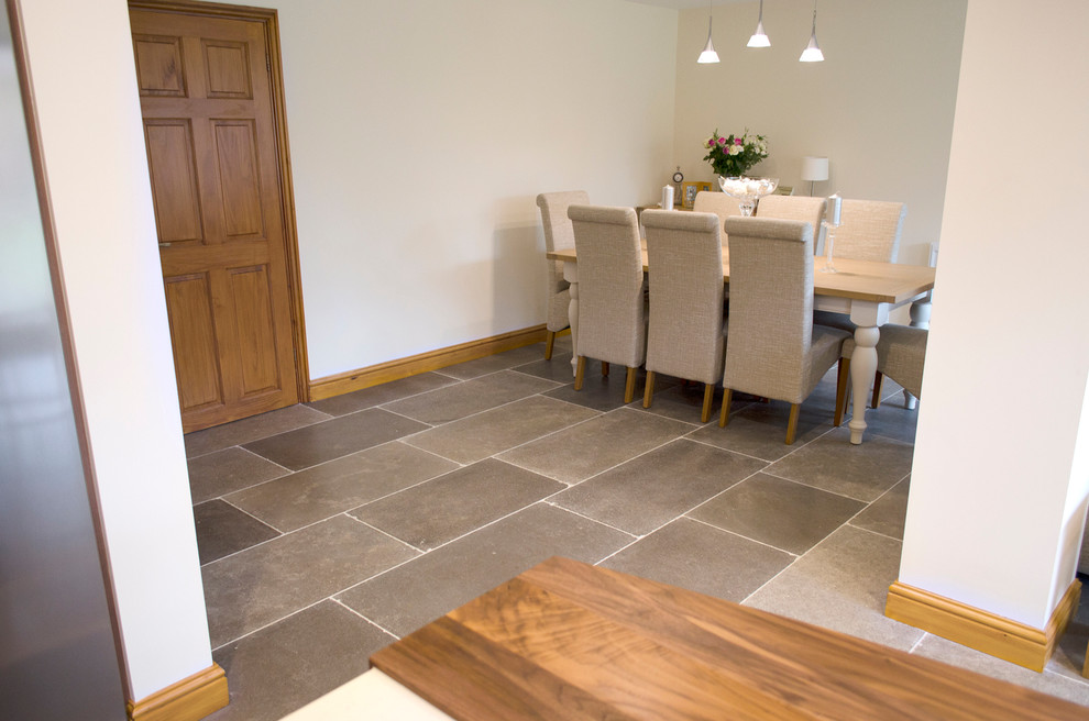 Idee per una grande sala da pranzo aperta verso la cucina rustica con pavimento in pietra calcarea