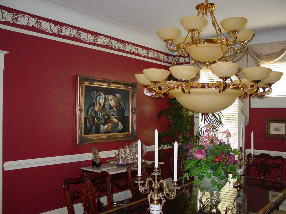 Réalisation d'une salle à manger ouverte sur le salon bohème de taille moyenne avec un mur rouge.