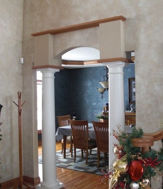 Cette photo montre une salle à manger chic fermée et de taille moyenne avec un mur bleu et un sol en bois brun.