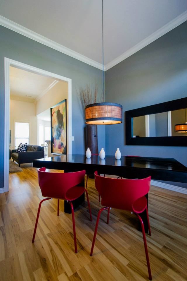 Стильный дизайн: кухня-столовая в стиле модернизм с серыми стенами и светлым паркетным полом - последний тренд