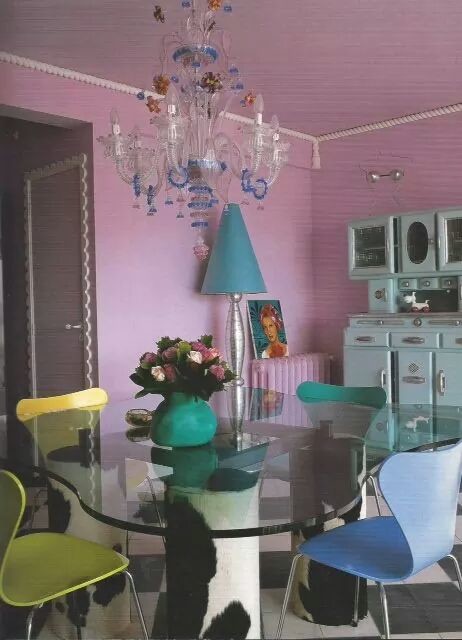 Foto di una sala da pranzo aperta verso il soggiorno boho chic di medie dimensioni con pareti rosa e nessun camino