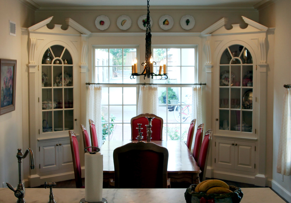 Dining room - traditional dining room idea in Dallas