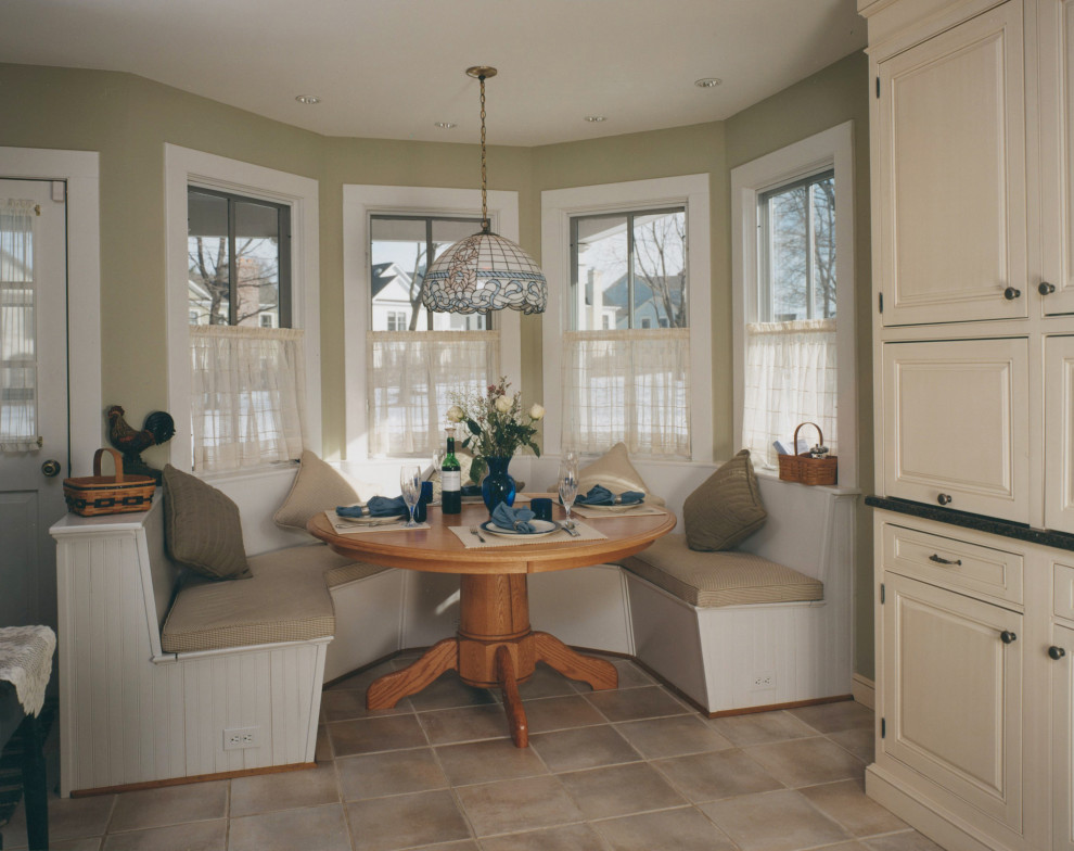 Idées déco pour une salle à manger classique de taille moyenne avec une banquette d'angle, un mur beige, un sol en carrelage de céramique, aucune cheminée et un sol gris.