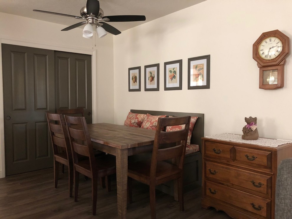 Aménagement d'une petite salle à manger ouverte sur la cuisine classique avec un mur blanc, un sol en vinyl, un sol marron et aucune cheminée.