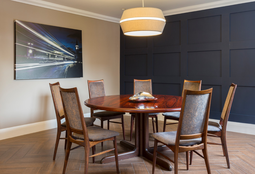 Esempio di una grande sala da pranzo contemporanea chiusa con pavimento in gres porcellanato, pavimento marrone, pareti blu e pannellatura