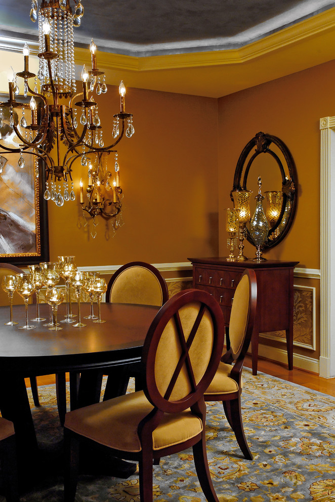 Idee per una sala da pranzo tradizionale con pareti marroni e pavimento in legno massello medio