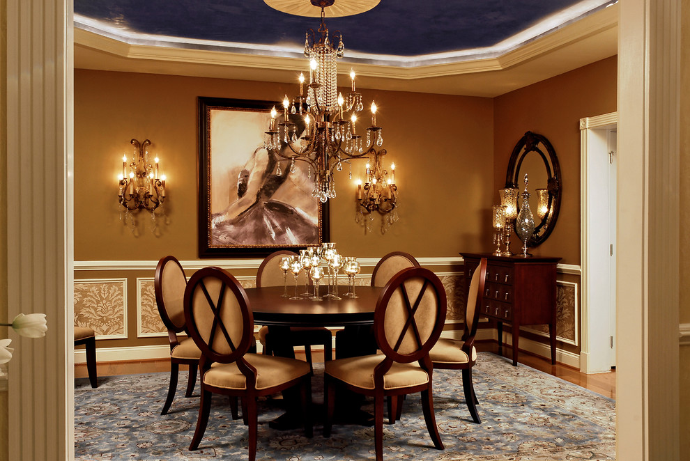 На фото: столовая в классическом стиле с коричневыми стенами и темным паркетным полом