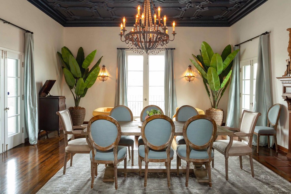 Immagine di una sala da pranzo tradizionale chiusa con pareti beige, parquet scuro, camino classico e pavimento marrone
