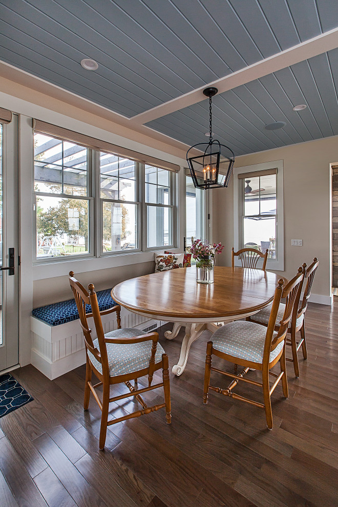 Foto di una piccola sala da pranzo aperta verso la cucina stile marinaro con nessun camino, pareti beige, parquet scuro, pavimento marrone e soffitto in perlinato