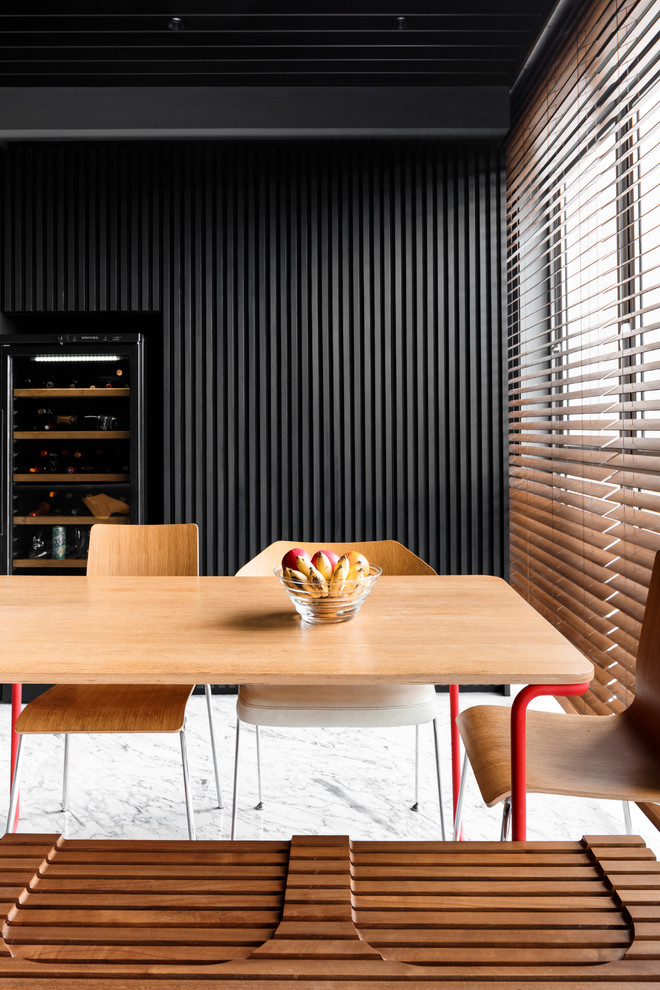 Réalisation d'une salle à manger design avec un mur noir et un sol blanc.