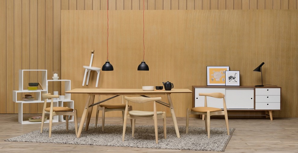 Cette image montre une salle à manger ouverte sur le salon nordique avec un mur marron et parquet clair.