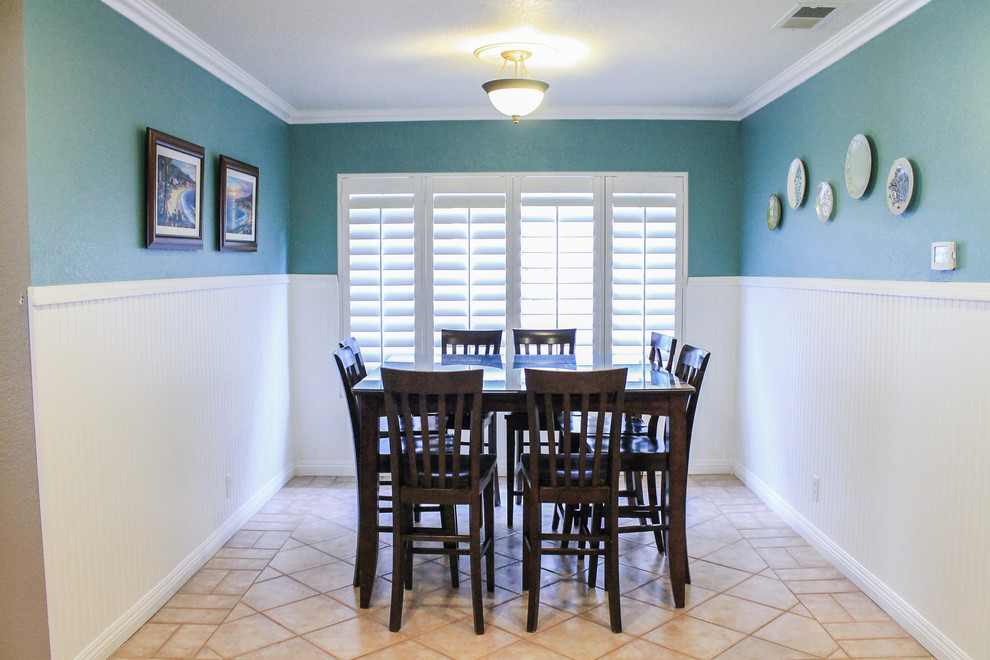 Immagine di una piccola sala da pranzo stile marino chiusa con pareti blu, pavimento con piastrelle in ceramica e nessun camino