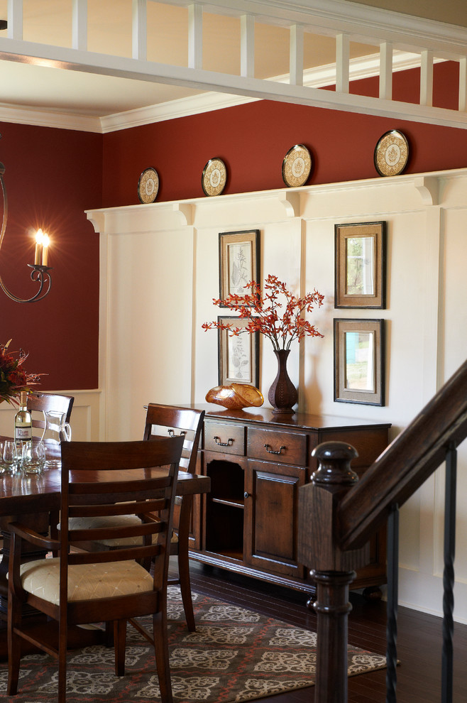 Idee per una sala da pranzo classica di medie dimensioni con pareti rosse e parquet scuro