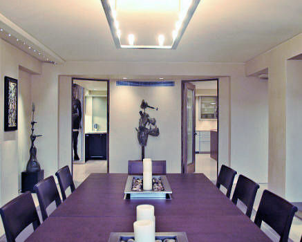 Esempio di un'ampia sala da pranzo moderna chiusa con pareti beige e pavimento in pietra calcarea