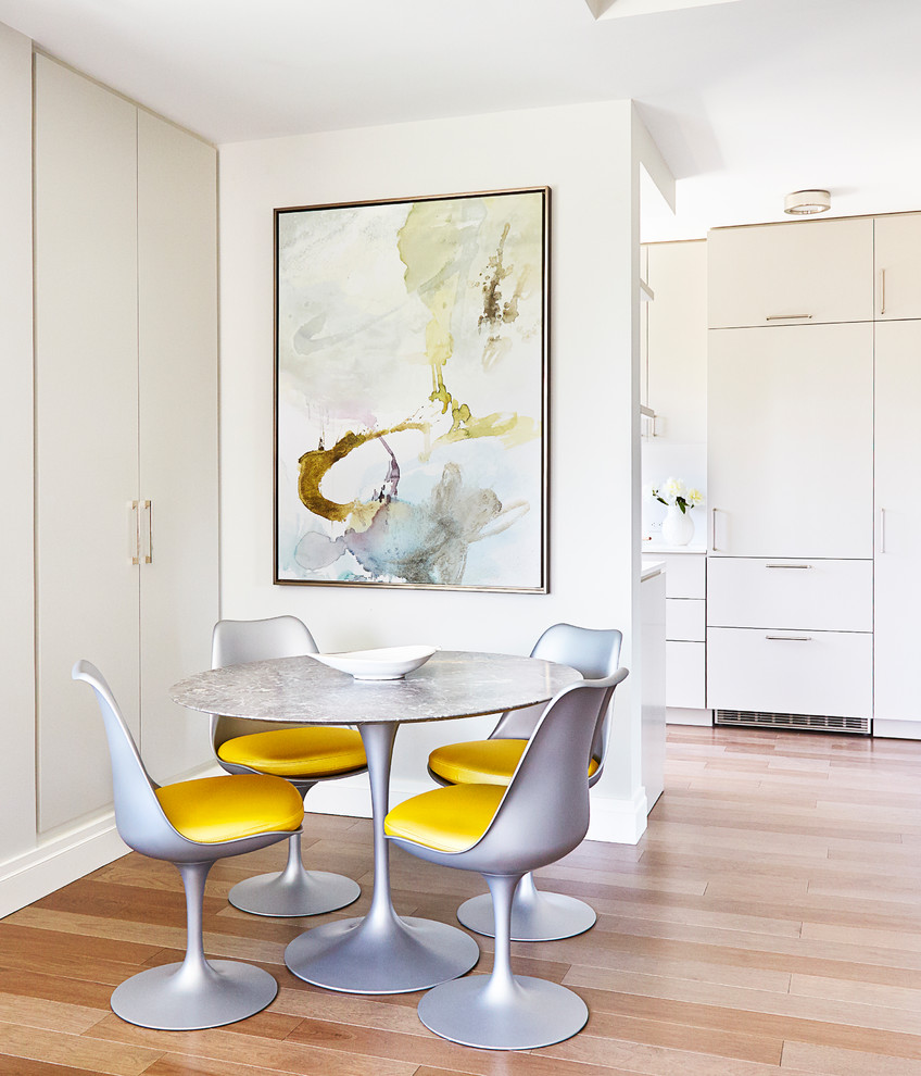 Réalisation d'une petite salle à manger ouverte sur le salon design avec un mur blanc, un sol beige, parquet clair et aucune cheminée.