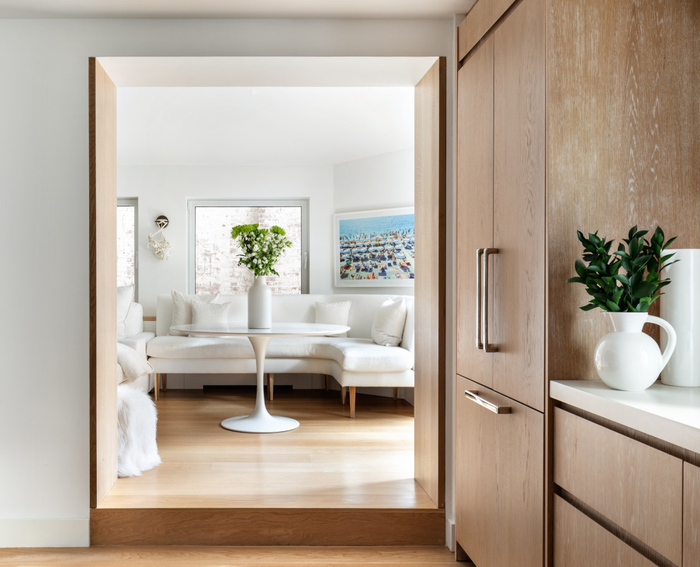 Esempio di una sala da pranzo aperta verso il soggiorno design di medie dimensioni con pareti bianche e pavimento beige