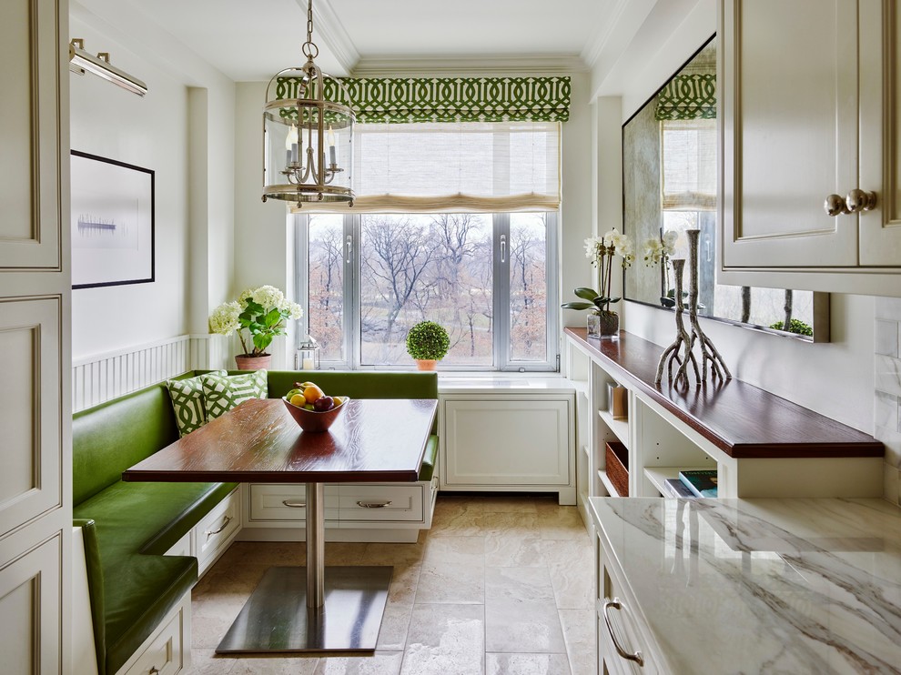 На фото: кухня-столовая в стиле неоклассика (современная классика) с белыми стенами и светлым паркетным полом