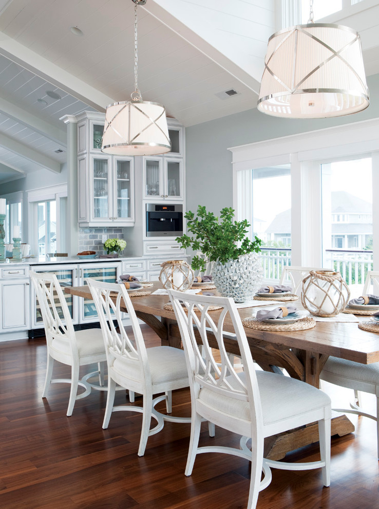 Inspiration pour une salle à manger ouverte sur la cuisine marine avec un mur gris et parquet foncé.
