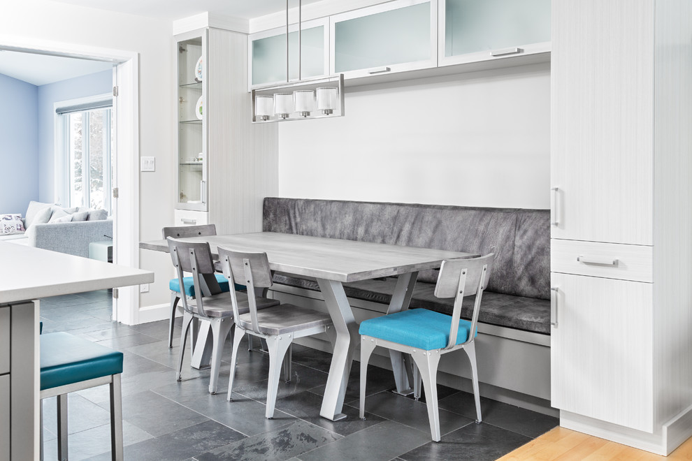 Идея дизайна: гостиная-столовая среднего размера в стиле модернизм с серыми стенами, полом из сланца и черным полом без камина