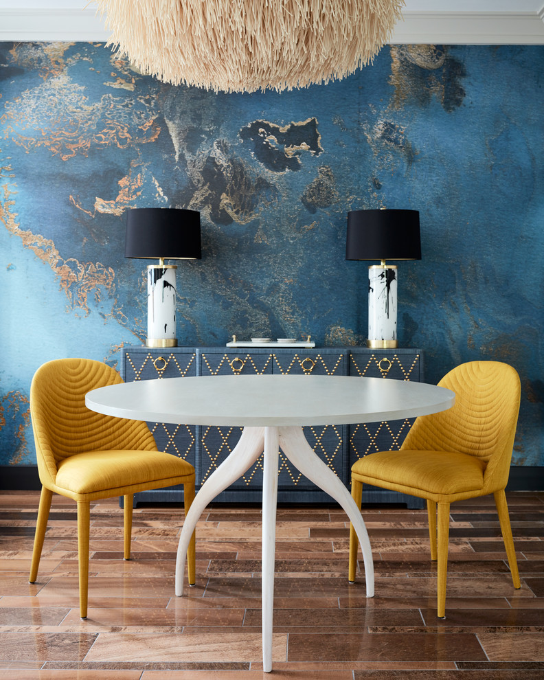 Foto di una sala da pranzo contemporanea di medie dimensioni con pareti blu, pavimento con piastrelle in ceramica e pavimento marrone