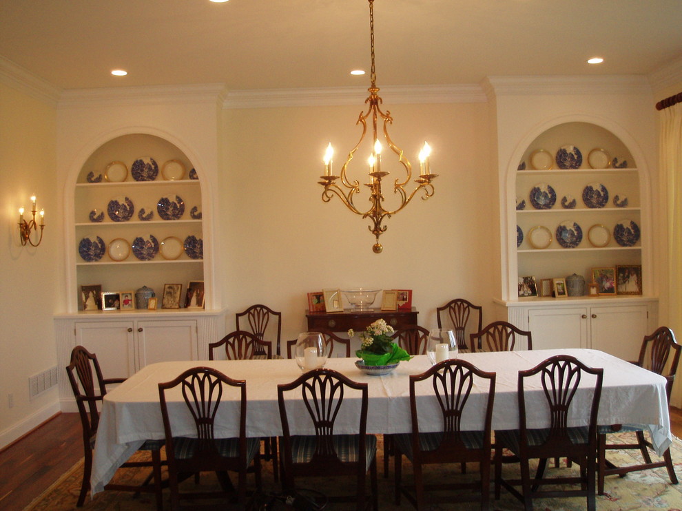 Foto di una piccola sala da pranzo aperta verso la cucina classica con pareti bianche e pavimento in legno massello medio