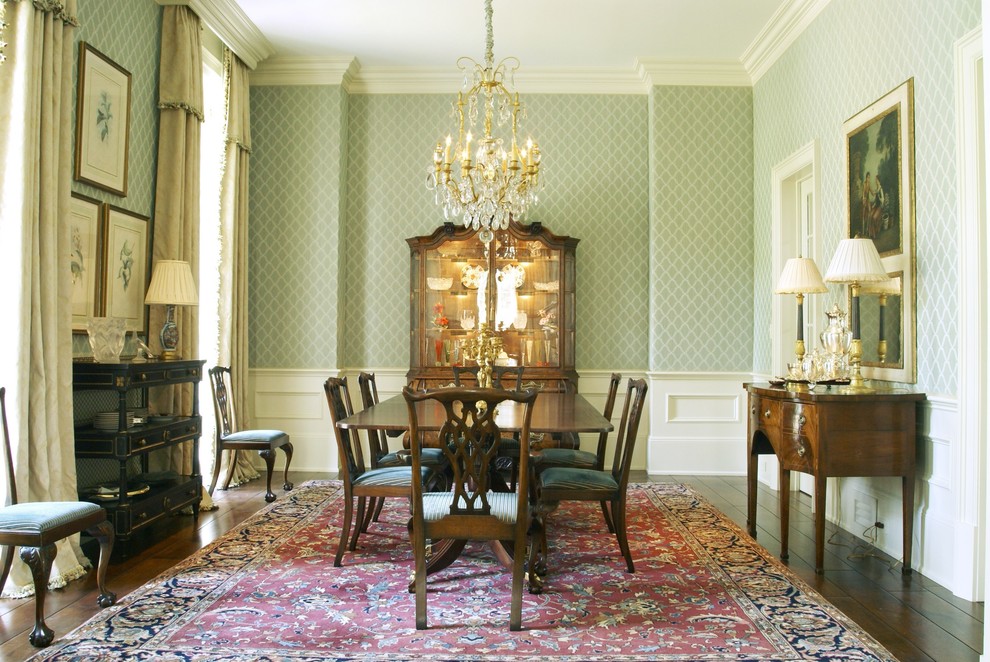 Immagine di una grande sala da pranzo classica chiusa con pareti verdi e parquet scuro