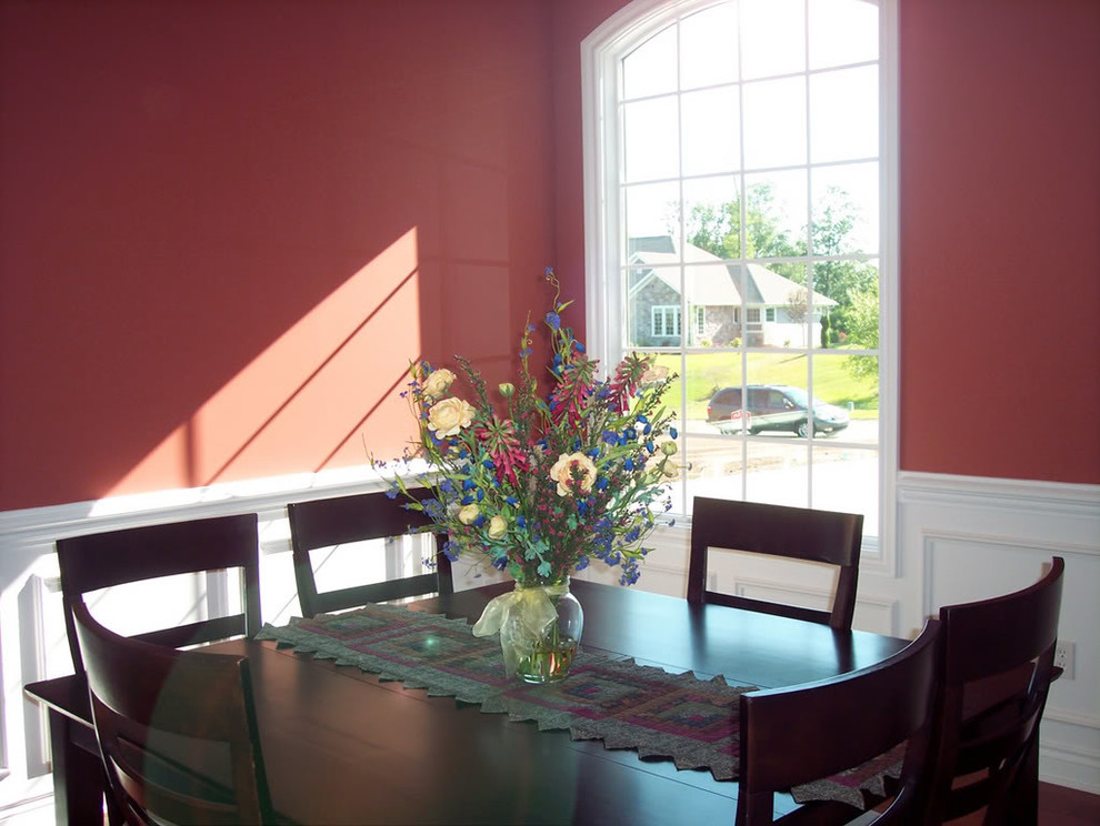 Aménagement d'une salle à manger classique fermée et de taille moyenne avec un mur rose.