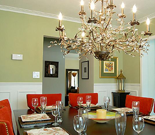 Imagen de comedor contemporáneo de tamaño medio cerrado con paredes verdes y suelo de madera en tonos medios