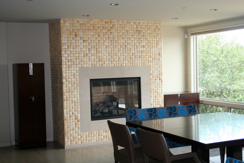 Свежая идея для дизайна: кухня-столовая среднего размера в стиле фьюжн с белыми стенами, стандартным камином и фасадом камина из плитки - отличное фото интерьера