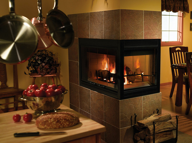 ミネアポリスにある中くらいなラスティックスタイルのおしゃれなダイニングキッチン (黄色い壁、両方向型暖炉、タイルの暖炉まわり) の写真