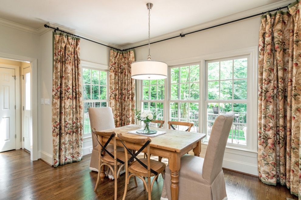 Mittelgroße Klassische Wohnküche mit beiger Wandfarbe, braunem Holzboden und orangem Boden in Charlotte