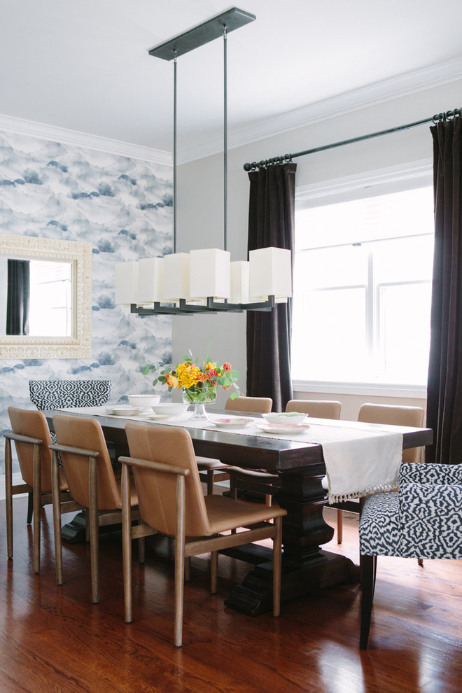 Источник вдохновения для домашнего уюта: гостиная-столовая в стиле фьюжн с паркетным полом среднего тона, коричневым полом и белыми стенами