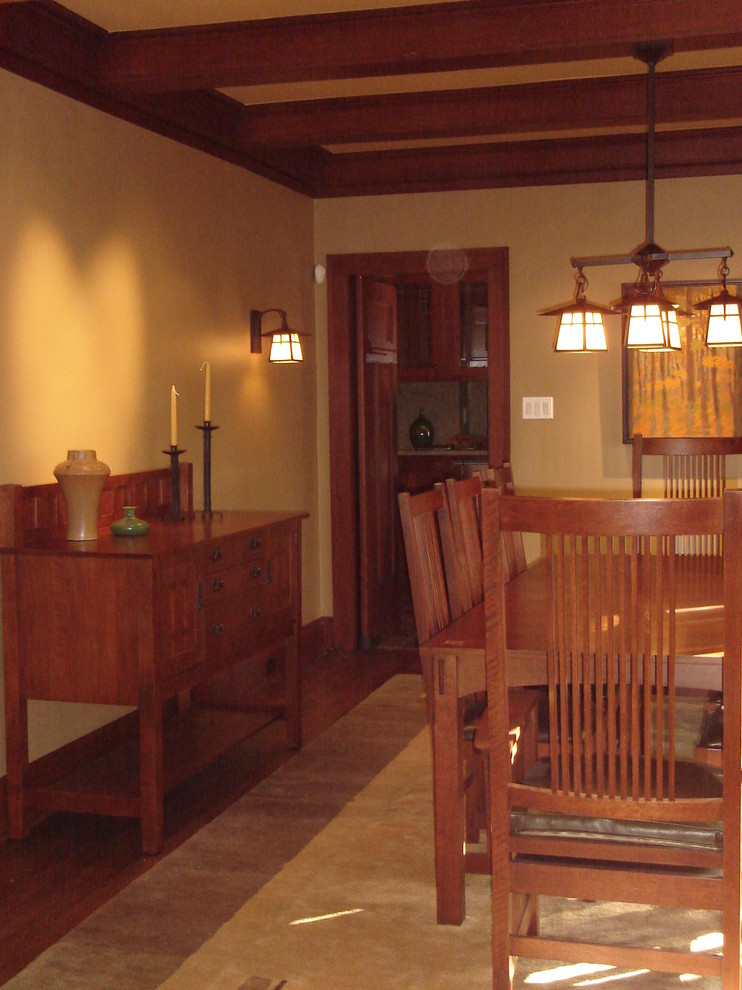 Immagine di una sala da pranzo aperta verso la cucina stile americano di medie dimensioni con pareti beige, parquet scuro e nessun camino