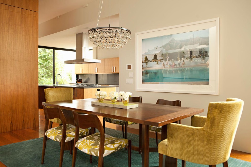 Moderne Wohnküche mit beiger Wandfarbe und braunem Holzboden in Los Angeles