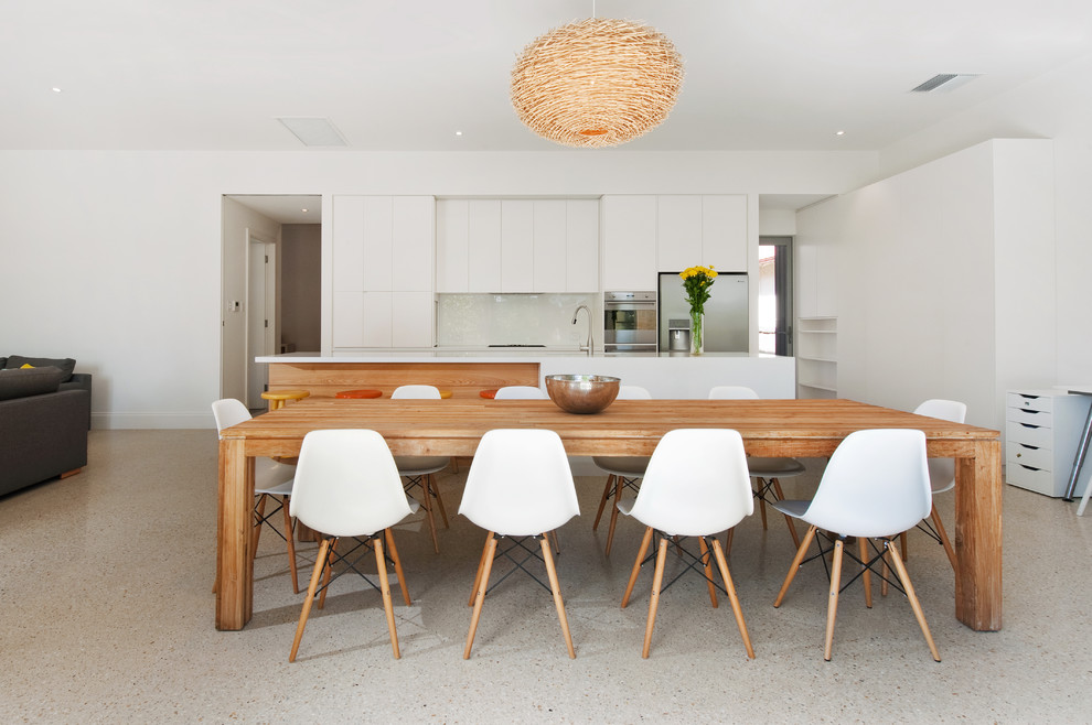 Идея дизайна: кухня-столовая среднего размера в современном стиле с белыми стенами и бетонным полом
