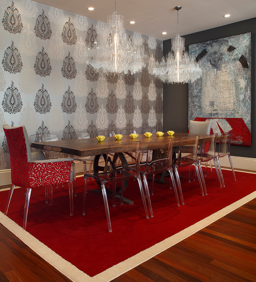 Стильный дизайн: столовая в современном стиле с темным паркетным полом, серебряными стенами и красным полом - последний тренд