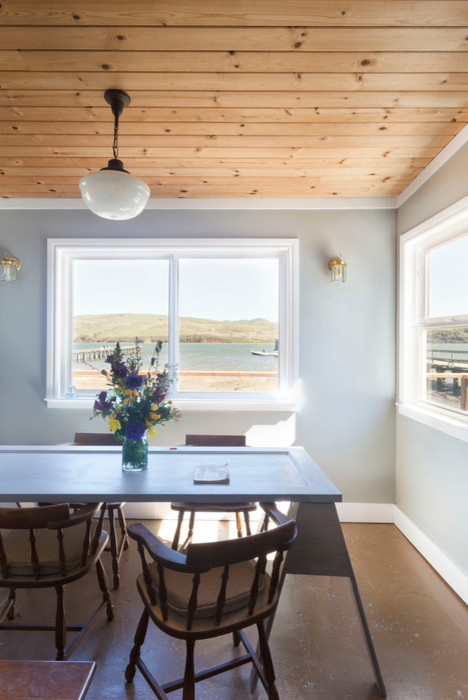 Foto de comedor rústico pequeño con paredes azules y suelo de madera en tonos medios