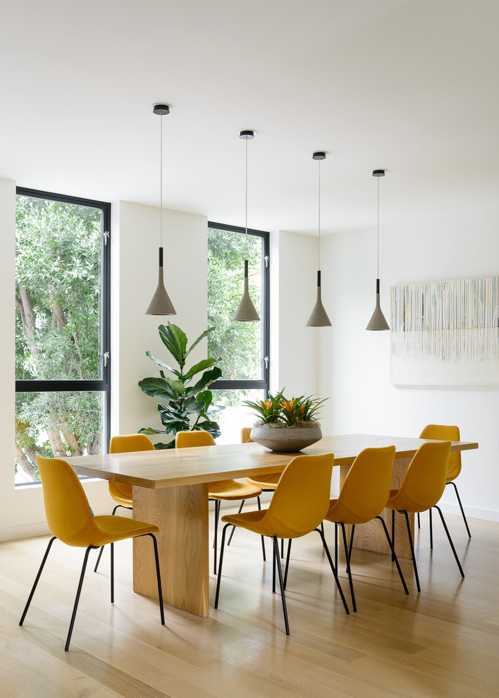 Idée de décoration pour une salle à manger ouverte sur le salon design avec parquet clair.