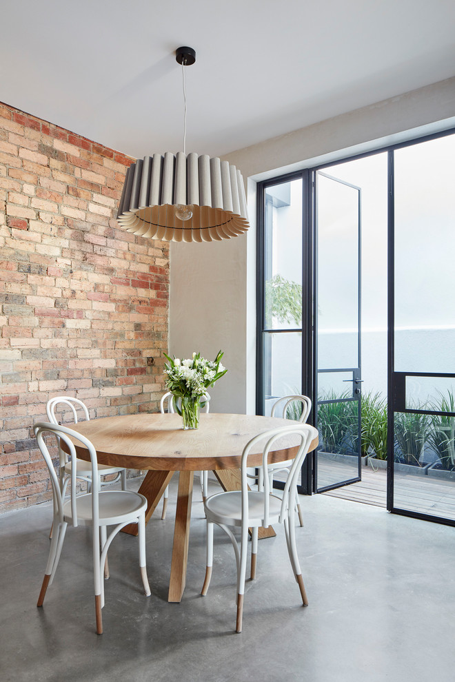 Идея дизайна: столовая в современном стиле с коричневыми стенами, бетонным полом и серым полом