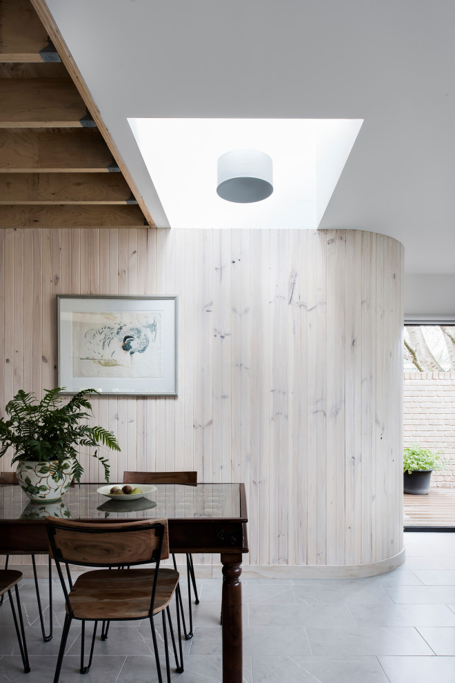 Idee per una sala da pranzo design chiusa e di medie dimensioni con pareti beige, pavimento in gres porcellanato e pavimento grigio