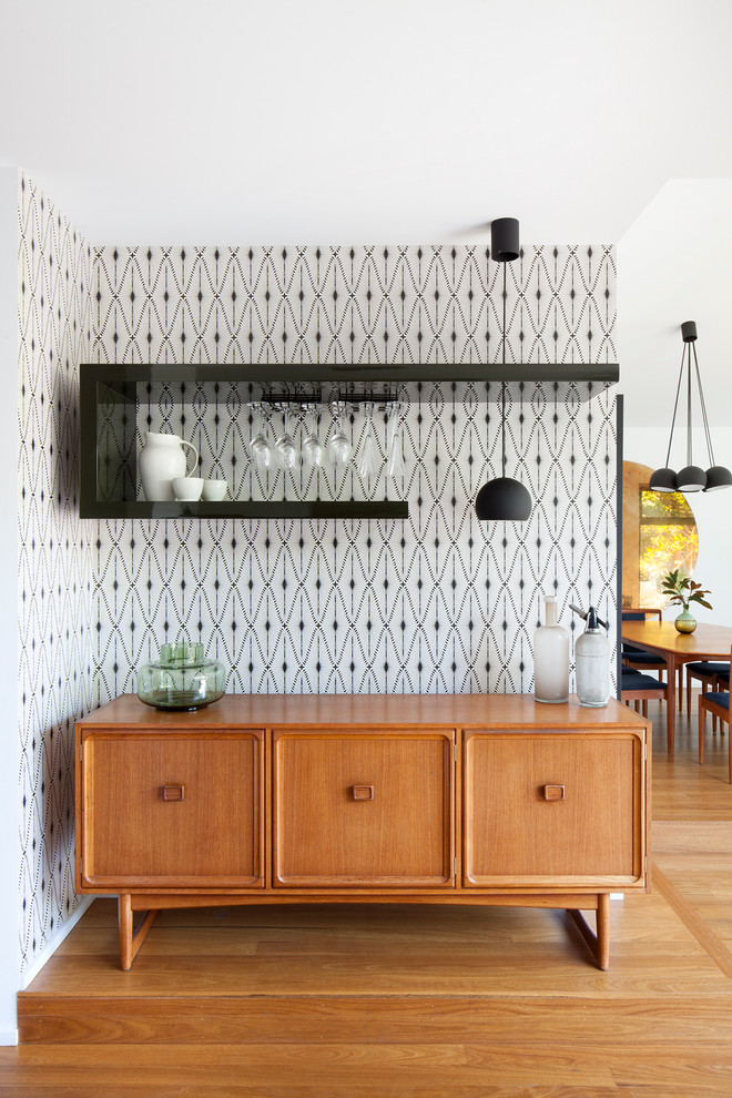 Foto de comedor de cocina blanco contemporáneo de tamaño medio sin chimenea con paredes multicolor, suelo de madera en tonos medios, suelo marrón y papel pintado