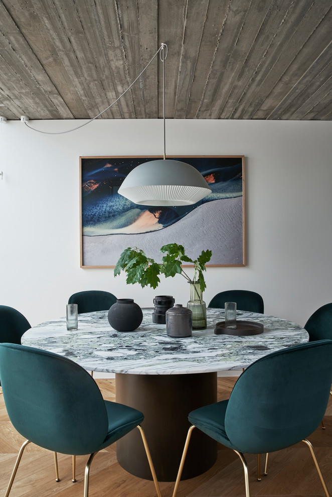 Immagine di una sala da pranzo aperta verso il soggiorno minimal di medie dimensioni con pareti bianche, pavimento in legno massello medio e pavimento marrone