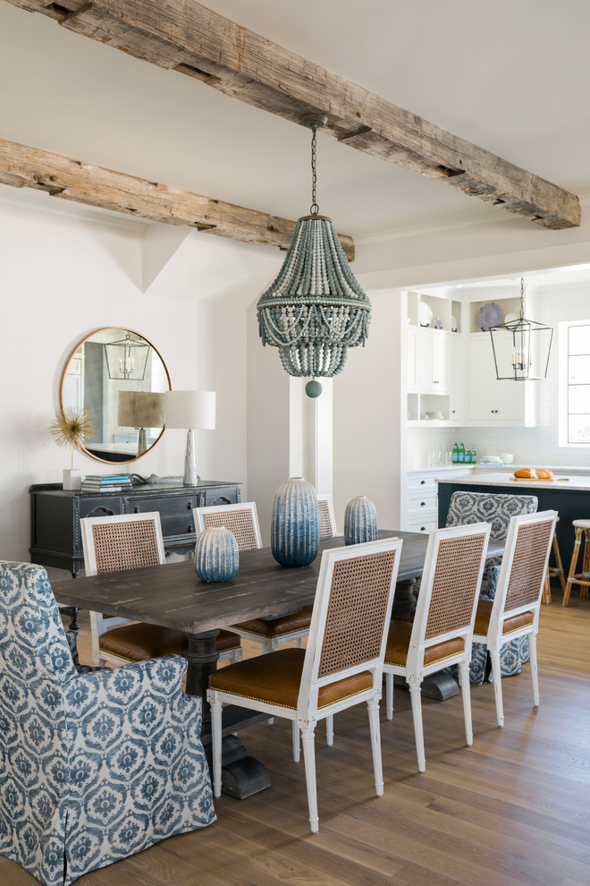 Idée de décoration pour une salle à manger ouverte sur la cuisine marine avec un mur blanc, parquet clair et éclairage.