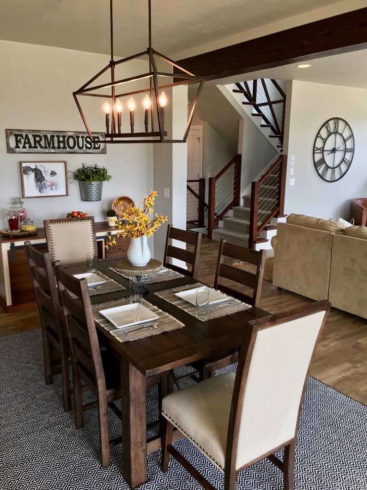 Foto di una sala da pranzo aperta verso il soggiorno country di medie dimensioni con pareti grigie, pavimento in vinile e pavimento marrone